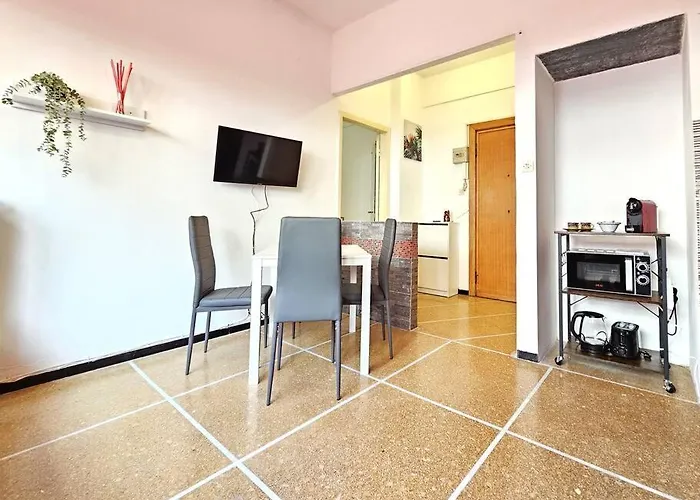 아파트 Cozy With Free Parking And Garden Space